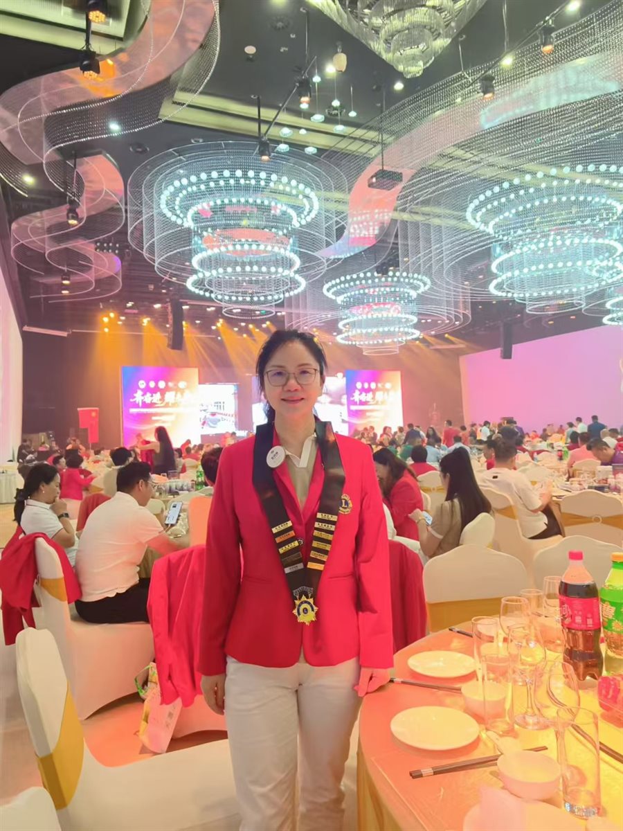 彭四桃佩戴中国狮子联会卓越队长绶带出席年度授证典礼